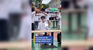 В Китае прошел конкурс по скоростному поеданию арбузов