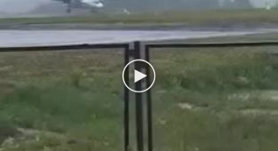 Неудачная посадка самолета в аэропорту попала на видео