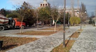 В Николаеве бетономешалка проехала по пешеходным дорожкам в Пролетарском сквере (3 фото)