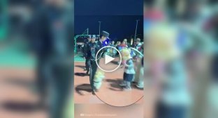 Полицейский корги укусил сосиску ребенка во время патрулирования