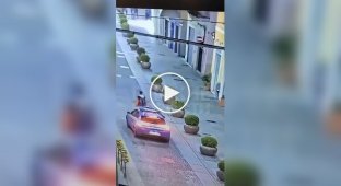 Мигрант пожалел, что ударил полицейскую машину