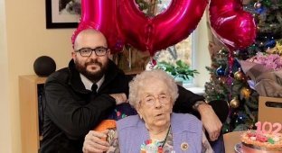 102-year-old pensioner Monica Ruddick ordered a striptease for her birthday (3 photos)