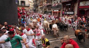 Spanish bull racing festival San Fermin again marked by casualties among the participants (3 photos + 3 videos)