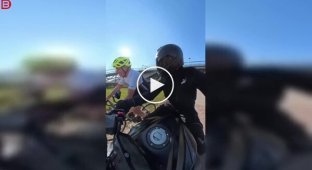 Brave but foolish: a cyclist tried to overtake a motorcyclist