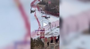 Туристы несколько часов провисели на застрявшем подъемнике