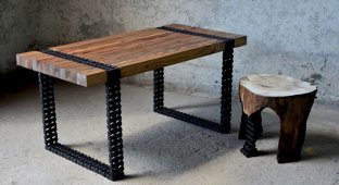 Семейная пара сделала из ржавой цепи и старых досок стильный кофейный столик (12 фото)