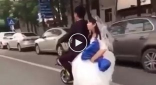 Берегите любимых жених уронил невесту со скутера и не заметил этого  