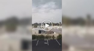 Торнадо снес дом в США
