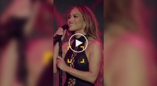 Саранча проползла по телу Дженнифер Лопес во время концерта