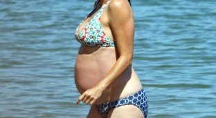 Беременная актриса Minnie Driver в бикини (9 фото)