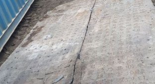 В Корсакове на стройке была найдена старинная японская плита (3 фото)