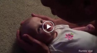 Тато мило співає маленькій доньці пісню «Ти така прекрасна»