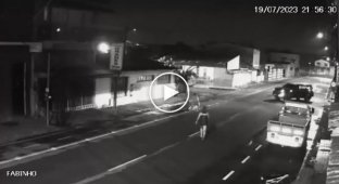 Это был явно не его день. Когда не равнодушные люди увидели кражу сумки у девушки