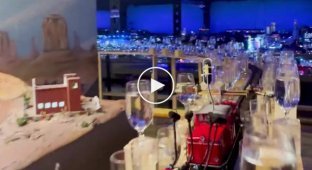 Заскучавшие сотрудники музея сыграли игрушечным поездом на бокалах и установили необычный рекорд