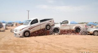 Машины на пьедесталах в Саудовской Аравии (5 фото + видео)