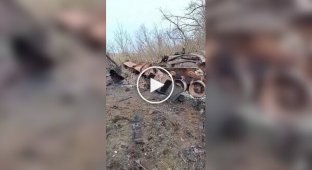The Russian occupier shows his self-propelled gun "Msta-S" after the attack of the heavy quadrocopter "Baba Yaga" in the Luhansk region