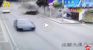 Водитель грузовика снес два дерева и прочесал улицу в Гуйчжоу Любаньшуй