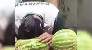 32 арбуза головой разбил пакистанец и установил один из самых странных рекордов Гиннеса