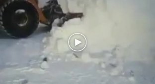 Припаркованные «подснежники» коммунальщики в Норильске откапывают из-под снега автомобили