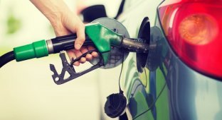 Российские нефтяные компании не намерены снижать цены на бензин (2 фото)