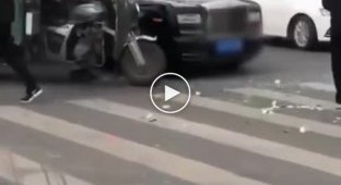 3-колёсный мотороллер не поделил дорогу с «Роллс Ройсом» в Китае