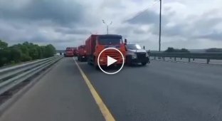 the Russian army began to block the road to Moscow with trucks to block the passage of Wagner