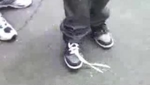 Как очень быстро завязать шнурки?