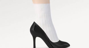 Чоботи від Louis Vuitton у формі голих ніг за 2,5 тисяч доларів (2 фото)