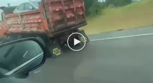 Интересный паравоз из грузовиков