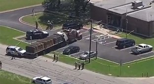 В Техасе мужчина угнал грузовик и протаранил правительственное здание (2 фото + 1 видео)