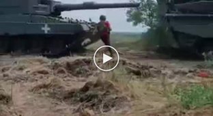 Украинский танк Leopard 2A4, застрявший возле Роботайна, был наконец вытащен через 3 месяца с помощью БРЭМ Bergepanzer 3 Buffel