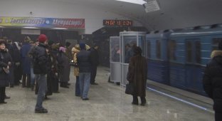 Как оказалось, вагон метро не вошел (2 фото)
