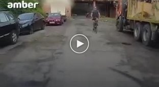Обидчивый велосипедист в Калининграде избил окатившего его водой водителя