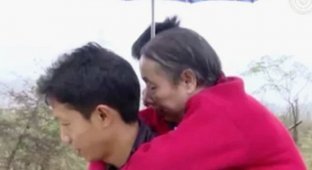 В поисках работы парень из Китая 15 лет носил свою парализованную мать на спине (3 фото)
