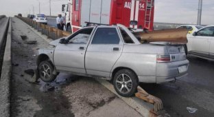 Отбойник проткнул автомобиль насквозь: смертельное ДТП в Тюмени (3 фото + 1 видео)