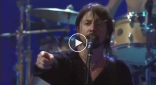 Солист группы Foo Fighters выгнал фаната с концерта изза драки