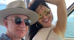 Amazon Founder Celebrates Engagement to Mistress Who Destroyed His 25-Year Marriage (3 pics)
