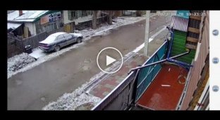 У Новосибірську дворічний малюк втік із садка через дірку у паркані