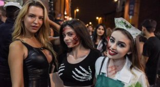 Празднование Хэллоуина в Британии: молодежь в костюмах, драки и алкоголь (22 фото + видео)