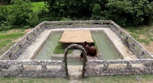 Мужчины выкопали бассейн и построили секретный подземный дом с помощью примитивных инструментов (5 фото + 1 видео)