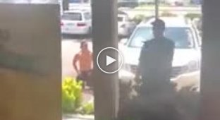 Смелый полуголый мужчина против полицейского с собакой