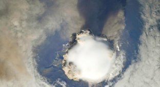 Извержение вулкана из космоса (7 фотографий)