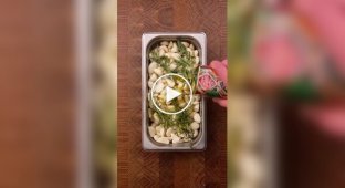Парень приготовил самый чесночный хлеб