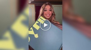 Сидни Суини продолжает раздеваться на камеру