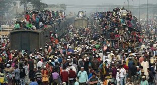 Куди мільйони бангладешців їдуть верхи потягами та кораблями (6 фото + 1 відео)