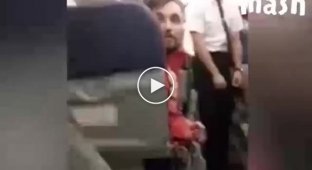 Дебошира на борту самолета обездвижили при помощи упаковочной ленты