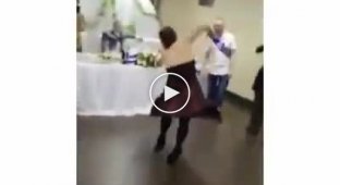 Как танцуют Маринка на празднике