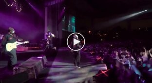 Вокалист группы Slipknot доходчиво объяснил фанату, что не стоит залипать в телефон во время концерта  
