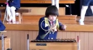 Ребенок играет на инструменте