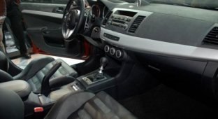 Mitsubishi EVO X изнутри (15 фото)